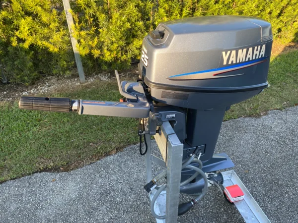 2004 Yamaha 25 HP 2 Cyl Carbureted 4-Stroke 20" (L) Tiller Outboard Motor.